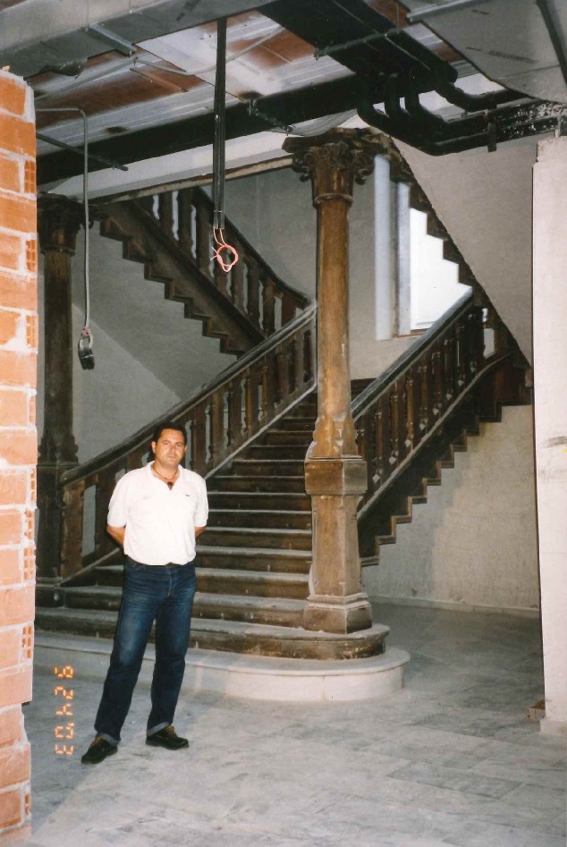 Mi compañero Antonio, junto a la escalera, cuando estaban a punto de concluir las obras del palacio para convertirlo en parador