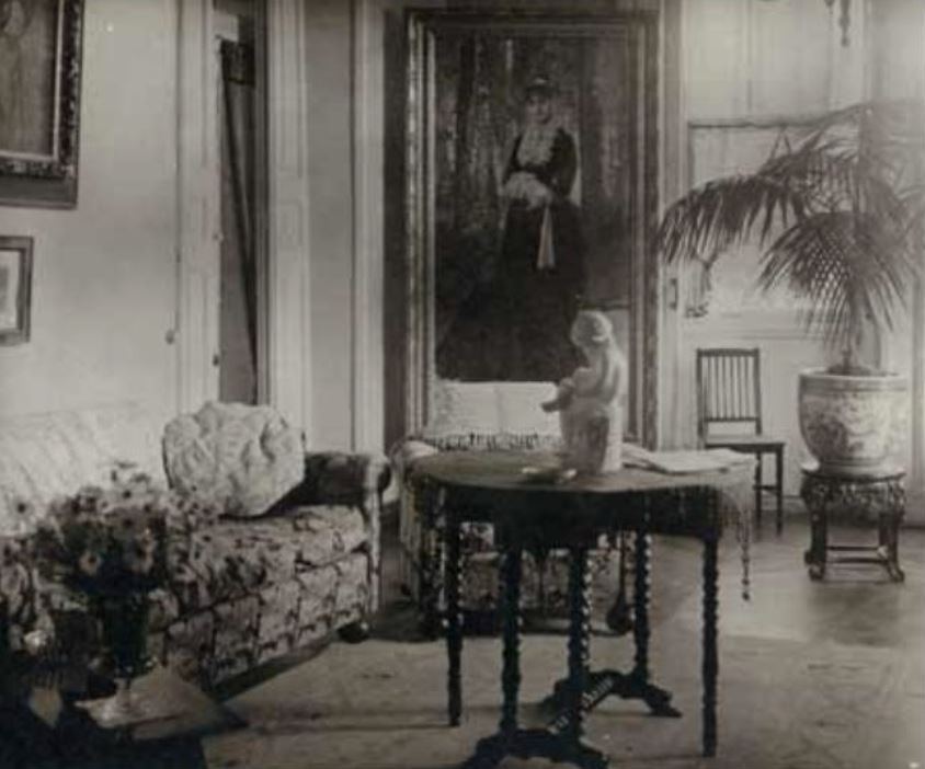 Salón principal del Palacio “El castañal” en 1915 con el retrato de doña Carmen Avial, firmado por Emilio Sala